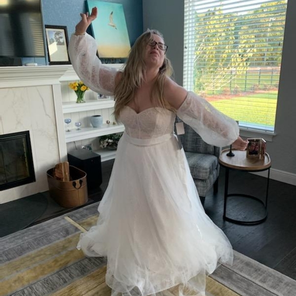 Vera Wang Wedding Dress - Picture 3 of 5